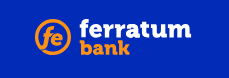 Ferratum Bank Logo bilde. Ferratum er skrevet med små, hvite bokstaver og bank er skrevet med små orange bokstaver. Ferratum er på en linje,mens bank står på neste. Foran bank navnet til venstre midt mellom linjene er det en orange sirkel hvor fe står i orange små bokstaver. Bakgrunnen på logoien er kongeblå.