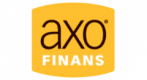 Bilde av logo til låneformidleren Axo Finans. Bakgrunnen er joker gul. Axo er skrevet med små bokstaver i sort. Etter O'en står det med svært små boktaver en R med sirkel rundt. I hvite store bokstaver står det under Finans.
