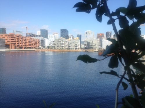 Bildet representerer hvordan du kan refinansiere boliglånet om du har sikkerhet i eiendom. Fotoet viser flotte nye bygninger i Bjørvika i Oslo en vakker sommerdag 2020.