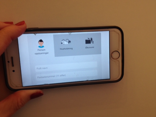 Bildet viser en iPhone holdt av fingre og på skjermen er steg 3 del 1 av refinansieringssøknaden hos Zen Finans hvor du må fylle in personopplysninger som fullt navn på Låneoversikten