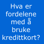 Hva er fordelene med å bruke kredittkort er skrevet i hvite bokstaver på sterk blå bakgrunn.