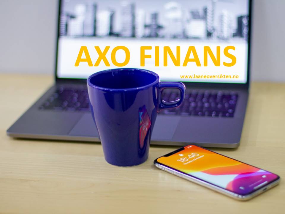 Axo Finans og www.laaneoversikten.no skrevet i gul tekst på pc'en med blå kopp og en iPhone i forgrunnen.