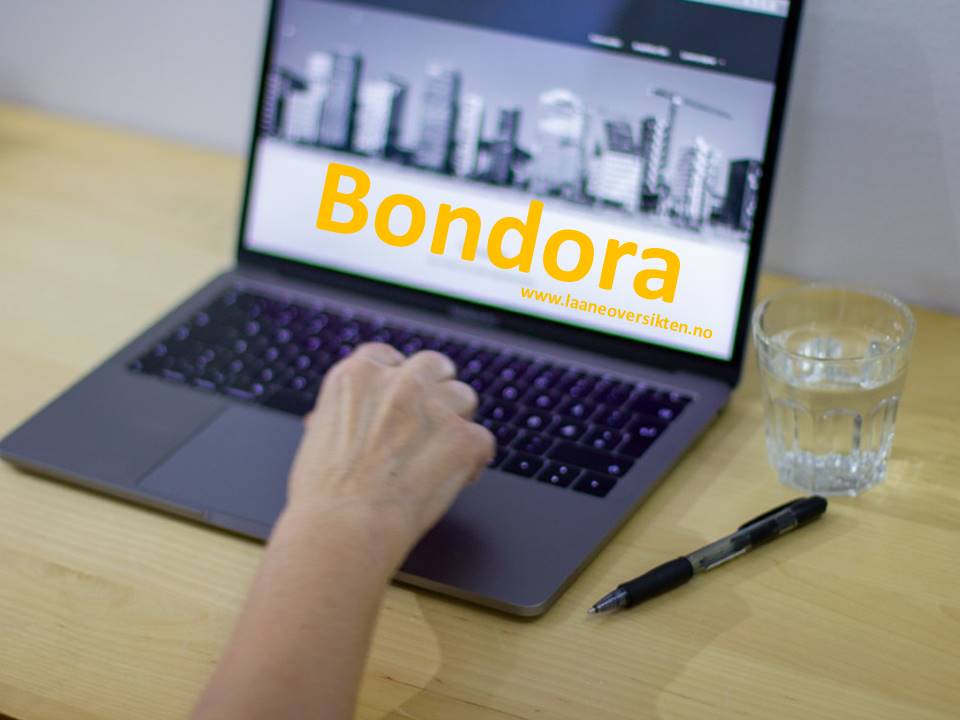 Bondora P2P lån symbolisert ved at Bondora og www.laaneoversikten.no er skrevet i gul tekst på pc'en med en hånd som skriver på keybordet.