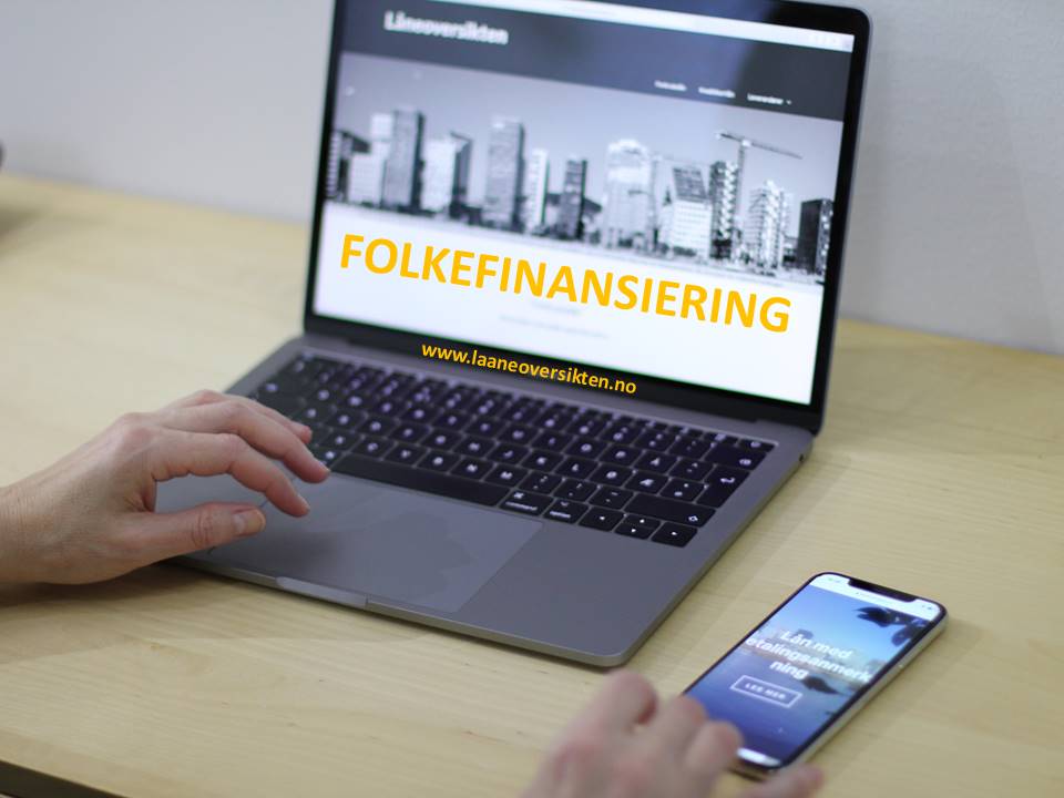 Folkefinansiering lån visualisert med PC og to hender som jobber på PC'en og på en iPhone.