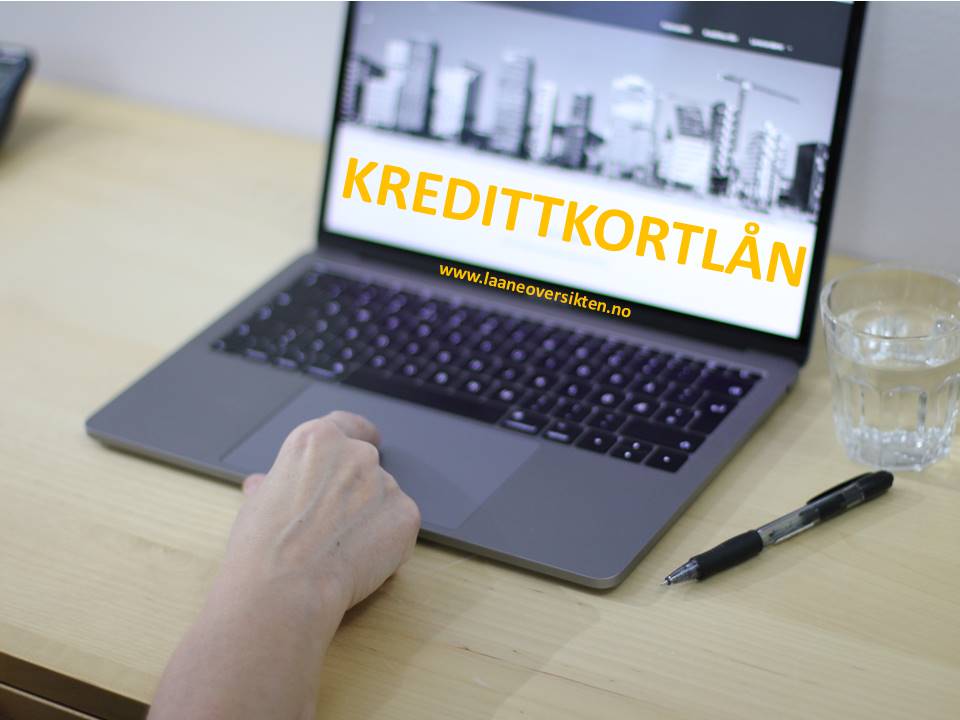 Kredittkortlån og www.laaneoversikten.no skrevet i gul tekst på pc'en som står rett ved et vannglass og en sort penn.