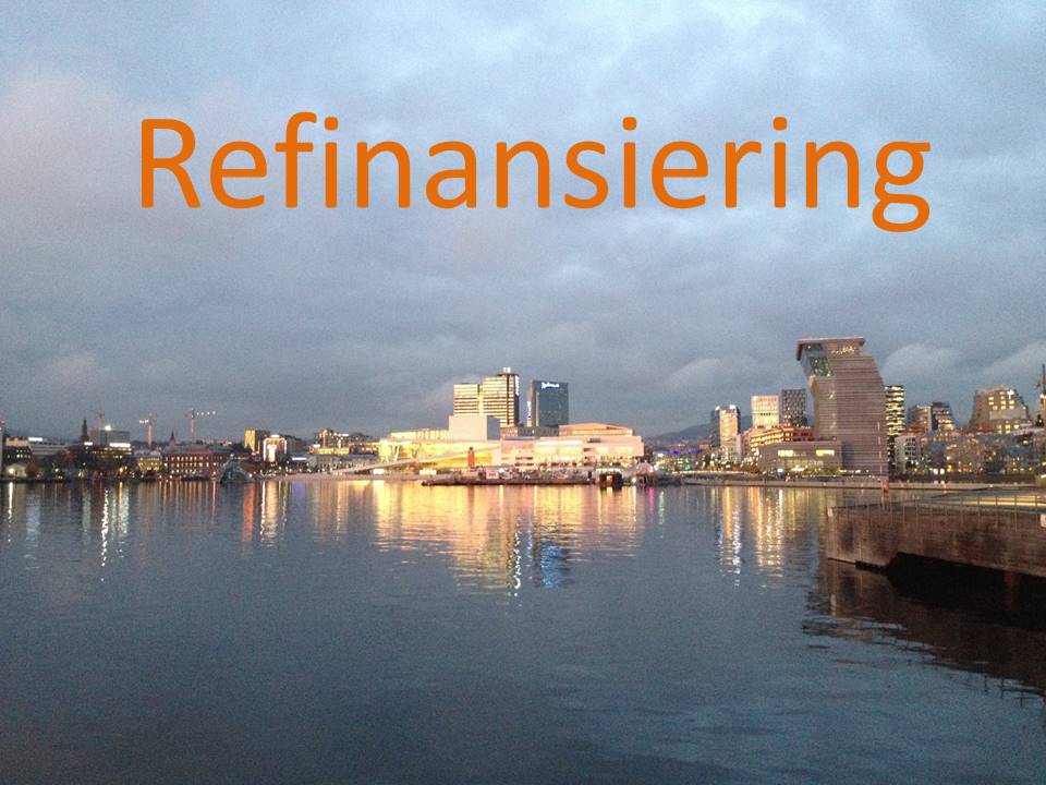 Refinansiering skrevet med store oransje bokstaver over Bjørvika Oslo sett fra Sørenga.