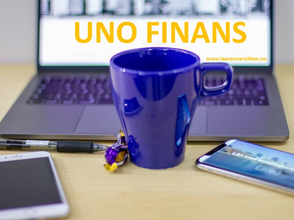 uNO Finans og www.laaneoversikten.no skrevet i gul tekst på pc'en med blå kopp, to iPhoner, penn og en karamell i forgrunnen.